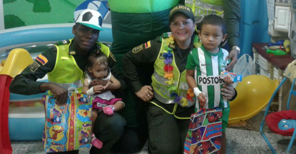 Luis David (derecha) recibió regalos de los policías de la Mesan.