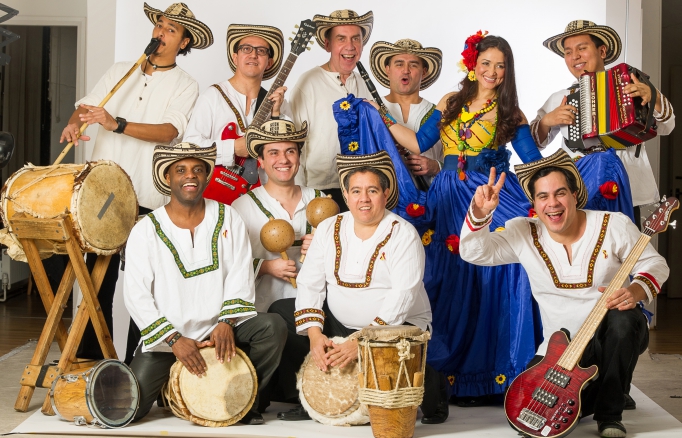 Angélica con su grupo musical.