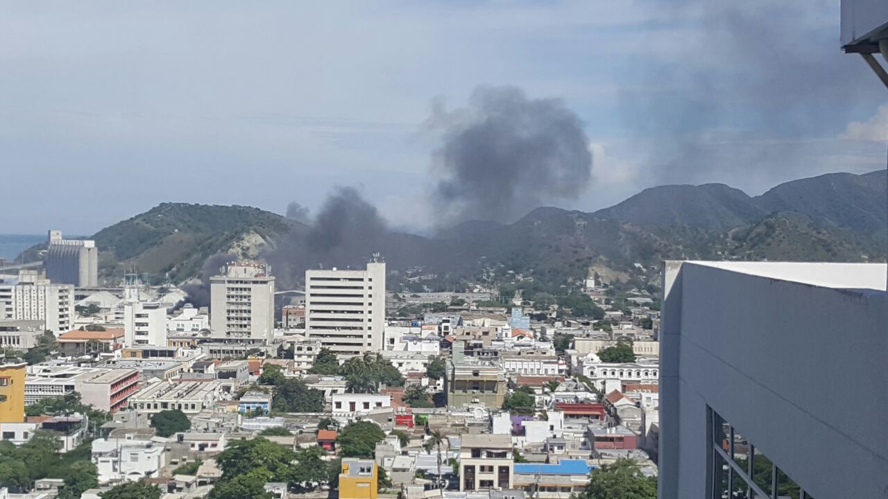 Una columna negra de humo se elevó sobre la ciudad con el incendio en el Centro.