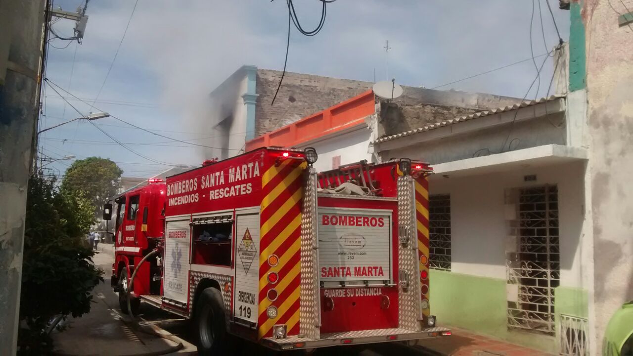 Los Bomberos de Santa Marta atendieron el incendio en el Centro Histórico. 