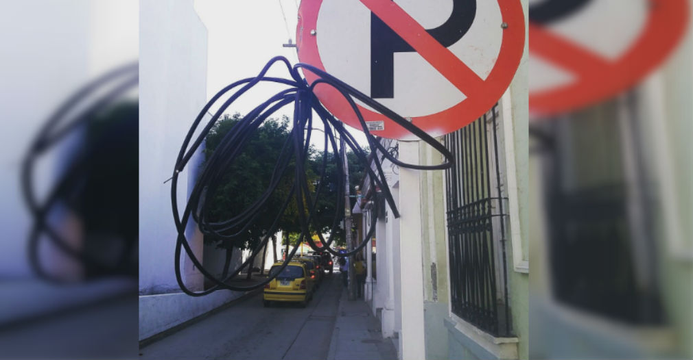 Estos cables amarrados a una señalización en la calle 17 hablan por sí solos.