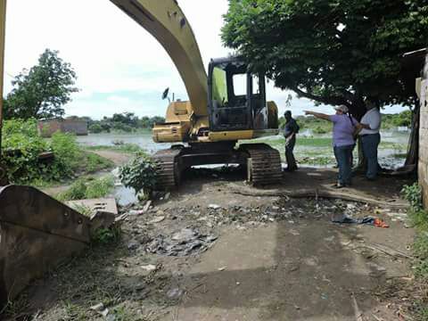 En los distintos lugares donde había obras quedaron maquinarias abandonadas.