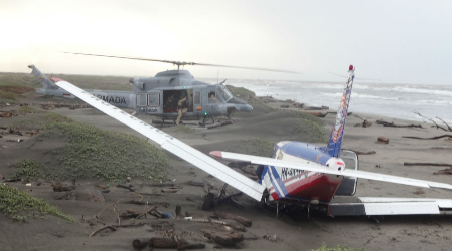 Un helicóptero de la Armada especializado en búsqueda y rescate llegó al lugar para auxiliar a los tripulantes.