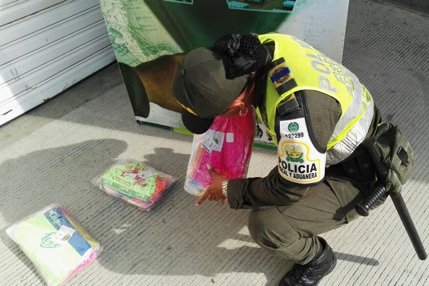 Policía realizando procedimiento de inspección 