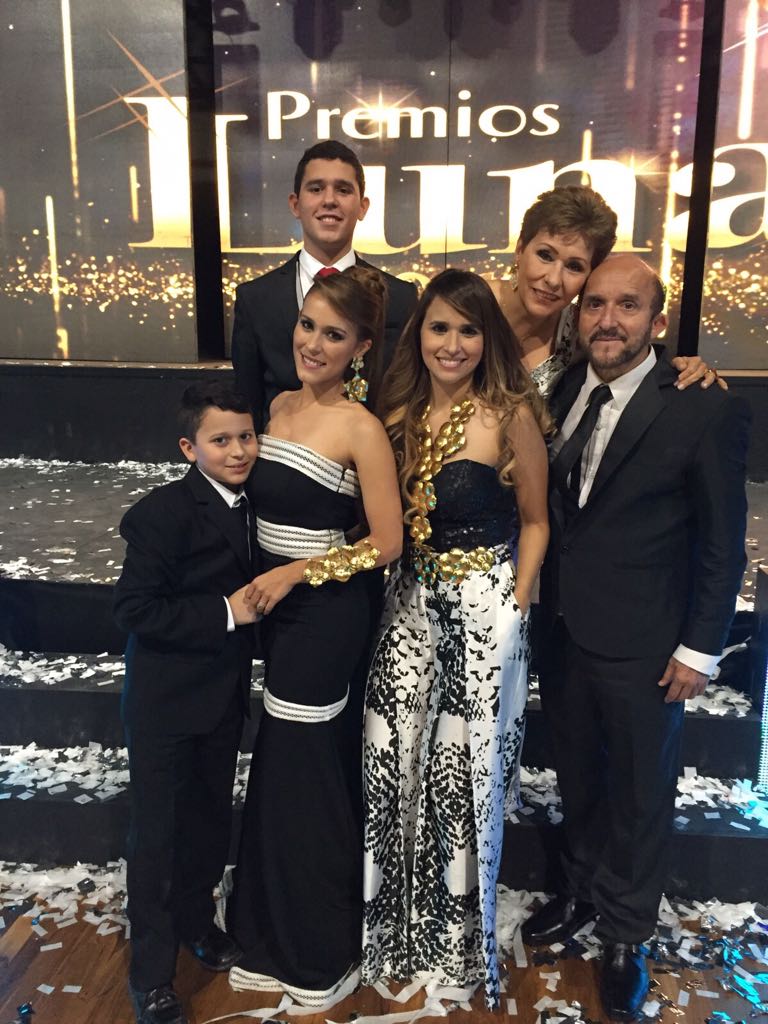 En el seno de su hogar, con su esposa Lidis Rodríguez, sus hijos Martín, Vanessa y Danny Martin, y el nieto David.