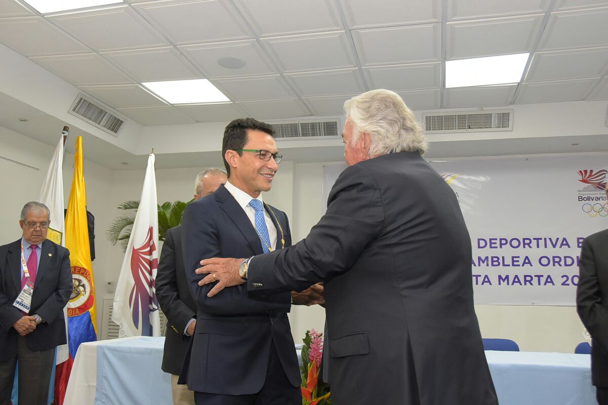 Momento en que Danilo Carrera, presidente de la Odebo, entrega la condecoración al exalcalde.