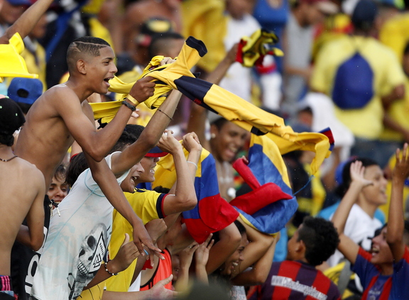 Hinchas alentando a la selección Colombia en el estadio Sierra Nevada.