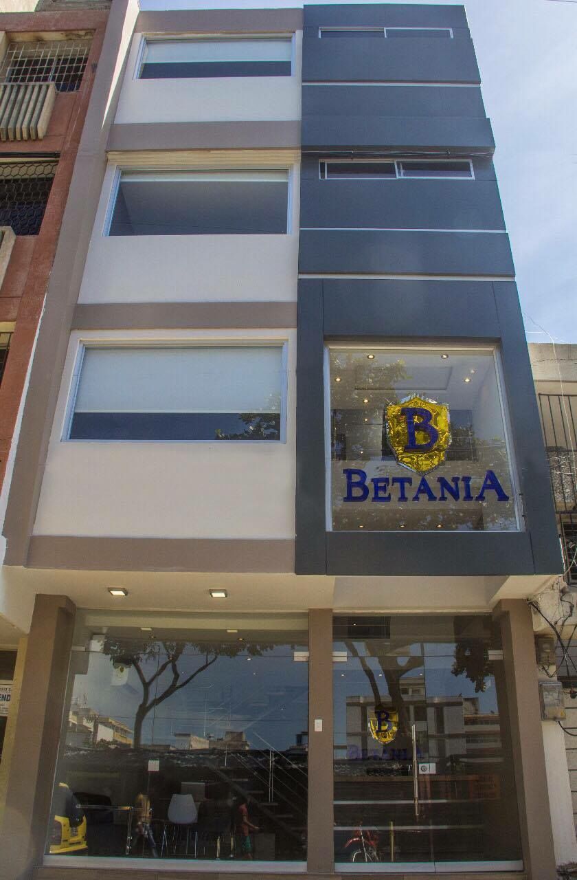 Así luce por fuera el hotel Betania, sutil, cómodo y elegante.