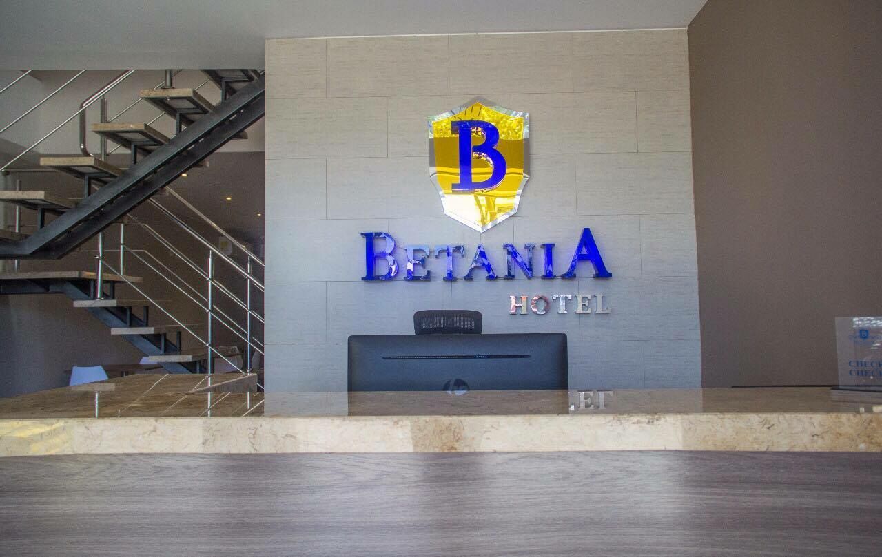 Recepción en la entrada del hotel Betania.