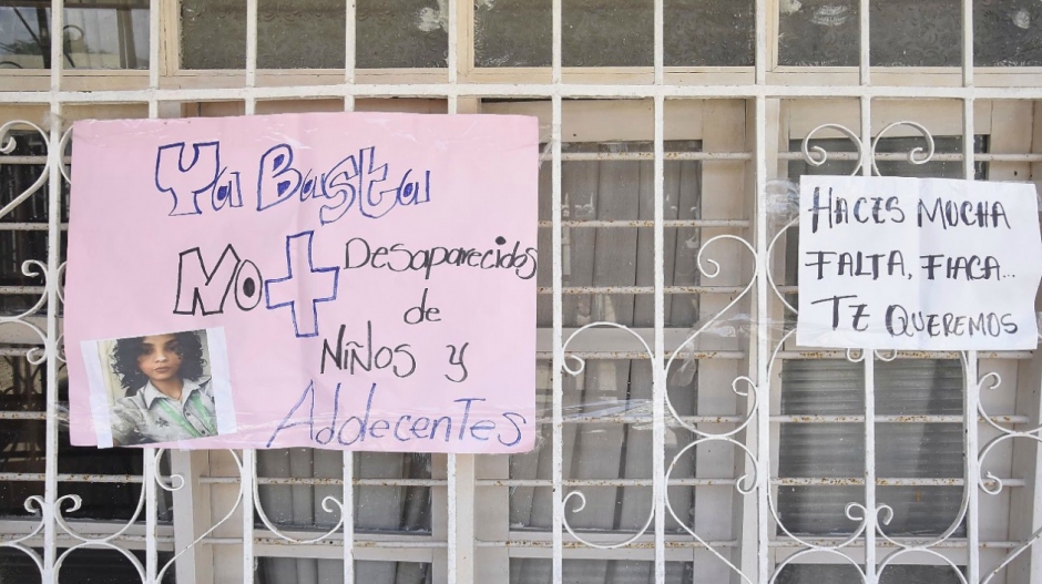 La familia pegó en la terraza de su vivienda varios carteles donde piden que Gabriela aparezca sana y salva.