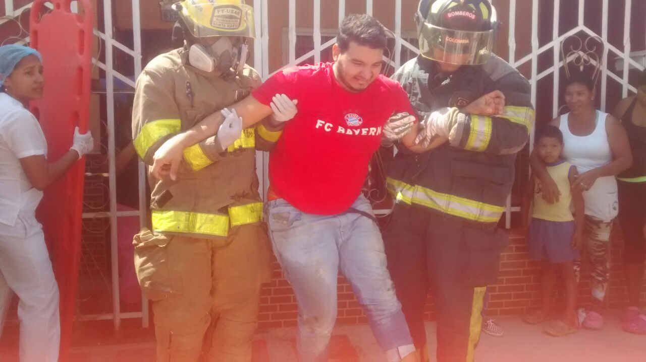 Momentos en que los bomberos auxilian a una de las personas lesionadas.