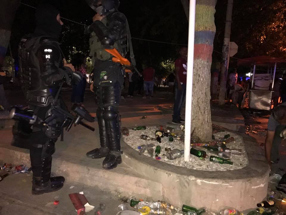 El Esmad de la Policía tuvo que hacer presencia para controlar la situación; tardó más de dos horas en hacerlo.