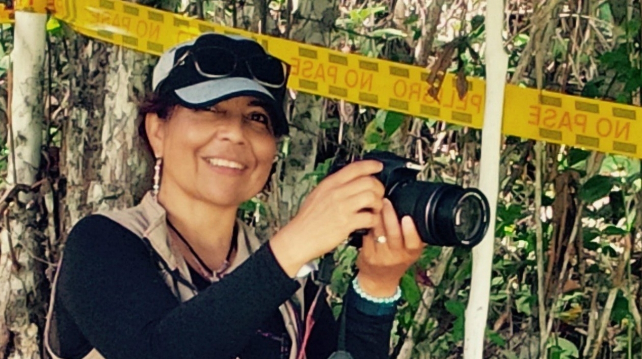 Yira Castro con dos integrantes de la guerrilla de las Farc, en uno de los campamentos.