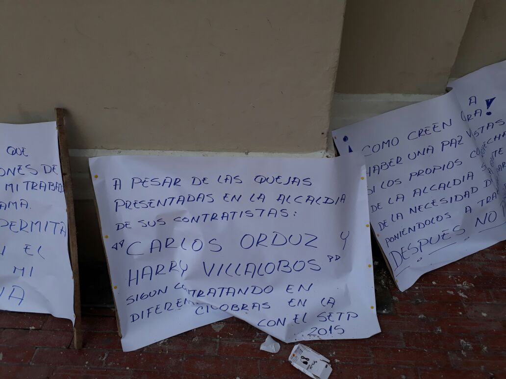 Pancartas denunciando a los contratistas 