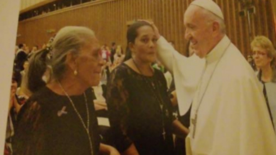 Cuidadora de la familia Oviedo, Maribel Oviedo, recibiendo la bendición de manos del Papa.