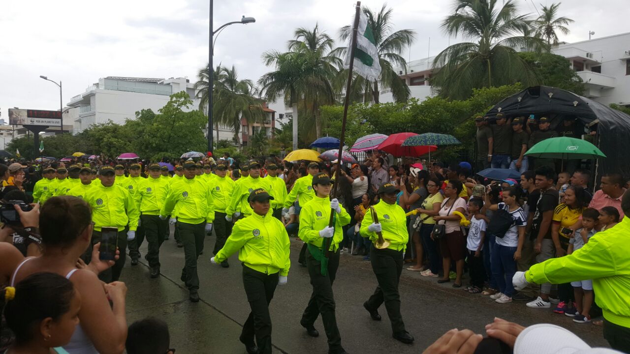 La Policía Nacional durante el desfile del 20 de Julio en Santa Marta.