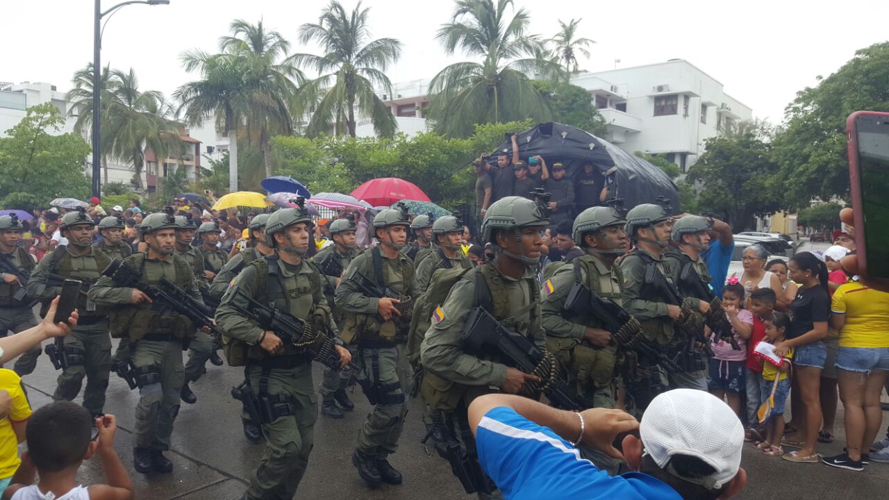 Militares marchando durante el desfile por la carrera primera.