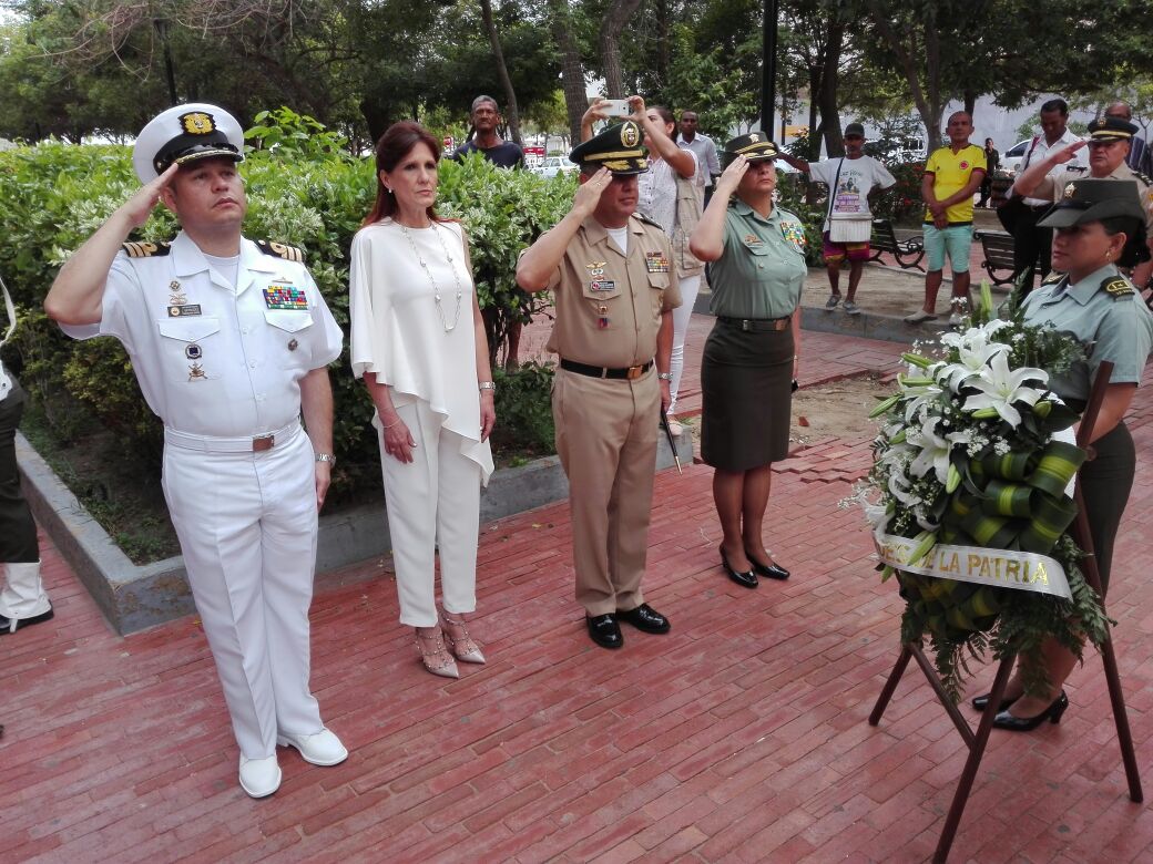 Con una ofrenda floral por parte de las autoridades se dio inicio a la celebración del 20 de Julio en Santa Marta.