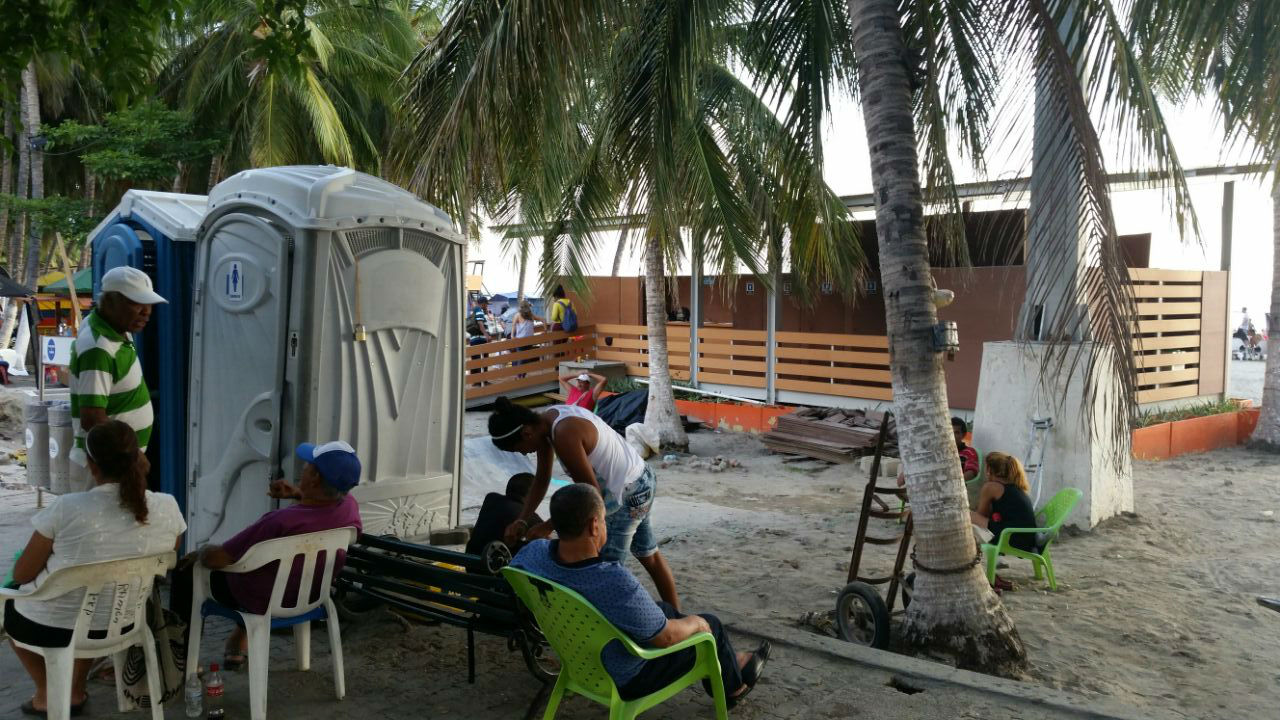 Pese a los nuevos baños donados por la Drummond, los bañistas se ven obligados a utilizar las baterías portátiles corrientes. Y pagar mil pesos por el servicio.