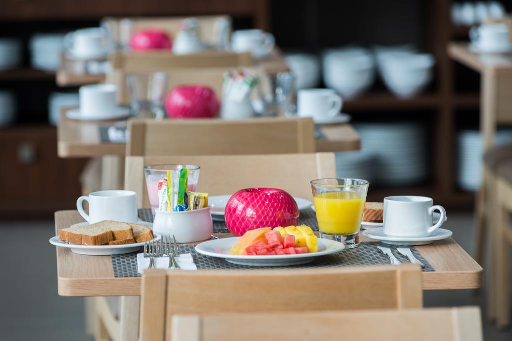 Mesa servida en el hotel Best Western, uno de los recientemente inaugurados en Santa Marta.