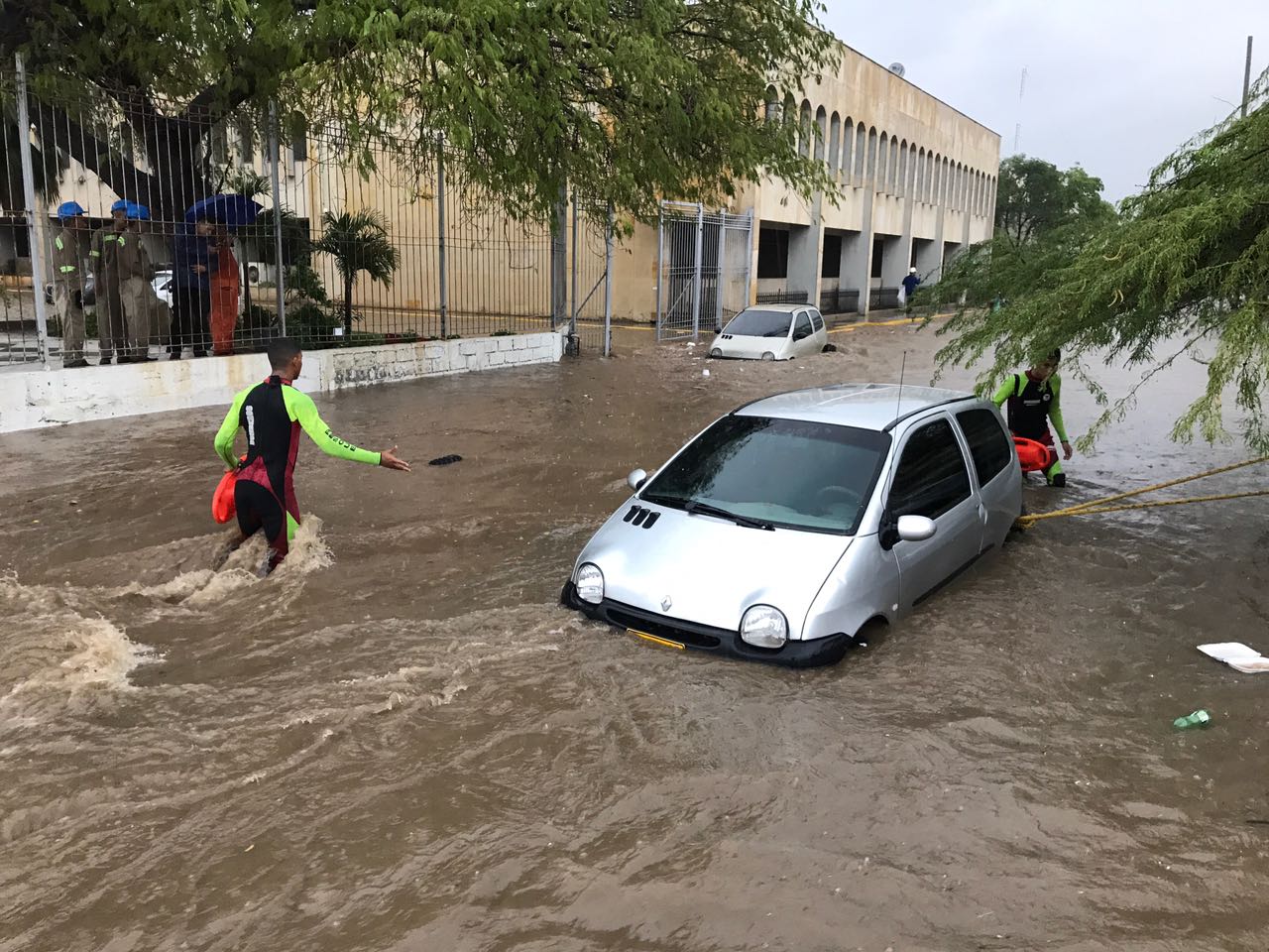 Carro arrastrado por la corriente en la Sociedad Portuaria