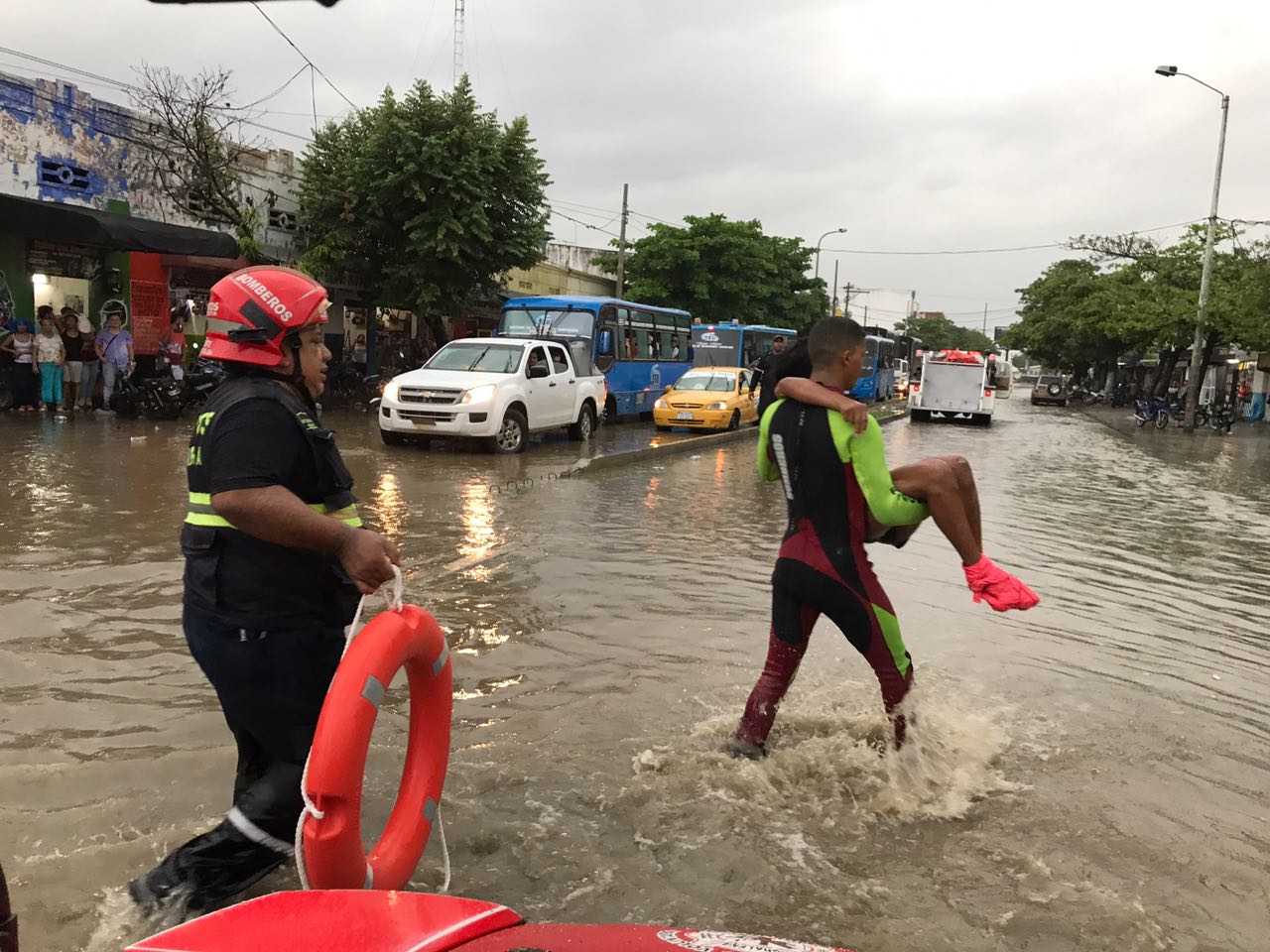 Momentos en que es rescatada la persona, habitante de calle, por parte del cuerpo de bomberos de Santa Marta