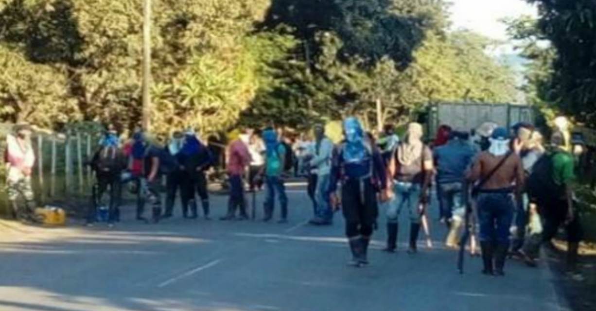 Campesinos cultivadores de coca levantaron bloqueo de carretera Campesinos cultivadores de coca levantaron bloqueo de carretera