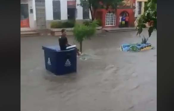 El 30 de agosto, la imagen de un joven sobre un contenedor de basura en medio del agua se volvió viral.