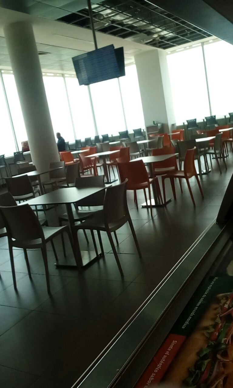 Así luce la zona de restaurantes del aeropuerto Simón Bolívar.