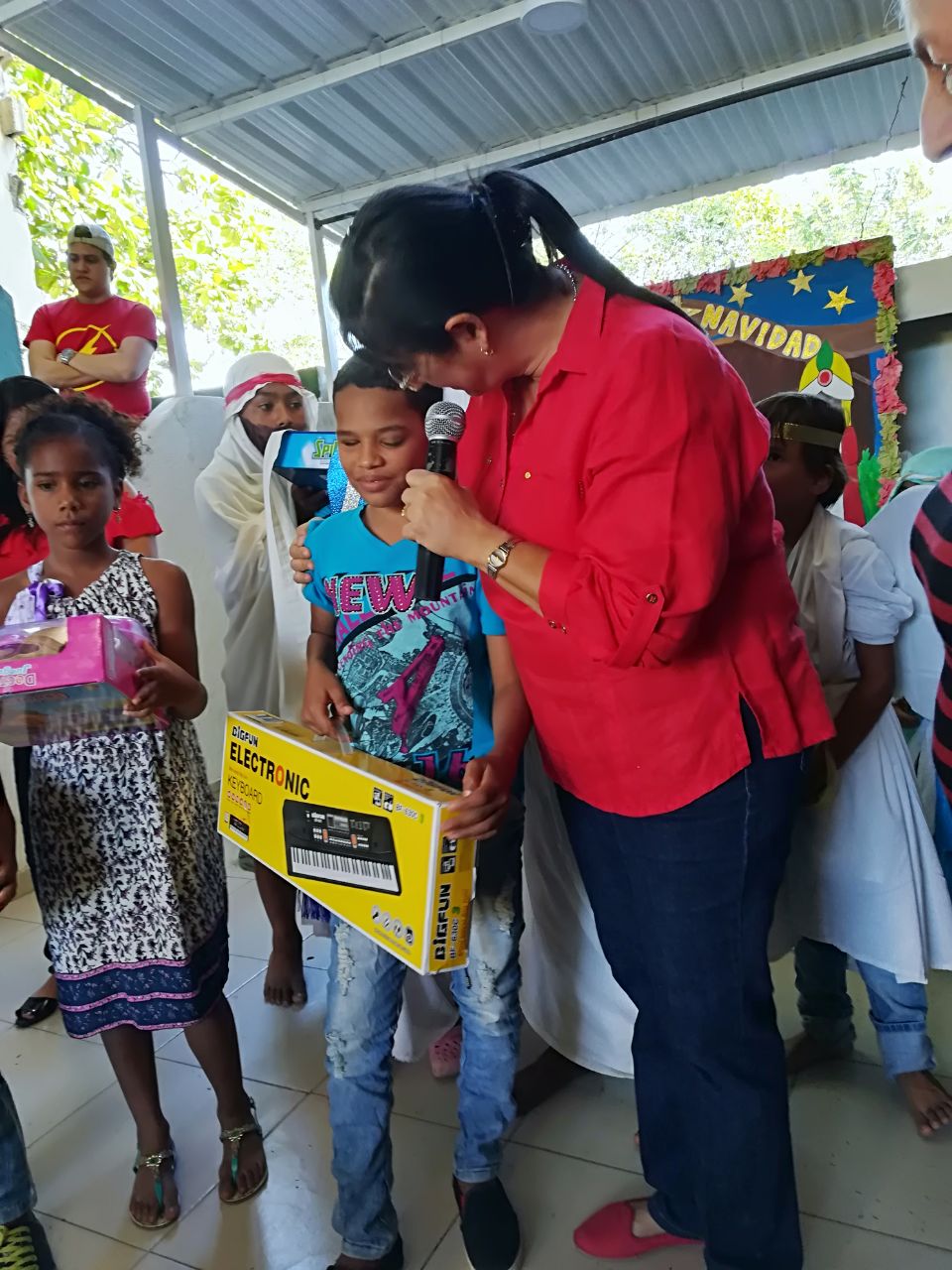 Mónica Salas, mujer que conducía el vehículo accidentado, entregando regalos a niños de escasos recursos.