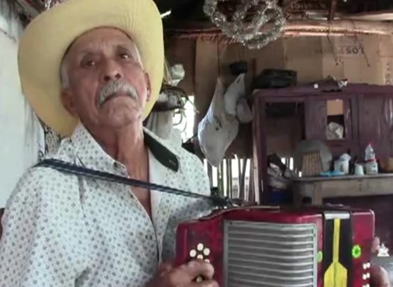 Carmelo Garizao Tobías, el juglar vallenato que aún a sus 82 años de vida sigue engalanando su pueblo con sus notas inéditas. 