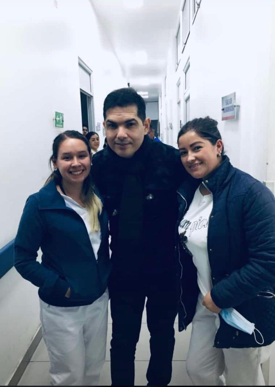 Zona Cero. El cantante Peter Manjarrés con el personal médico.