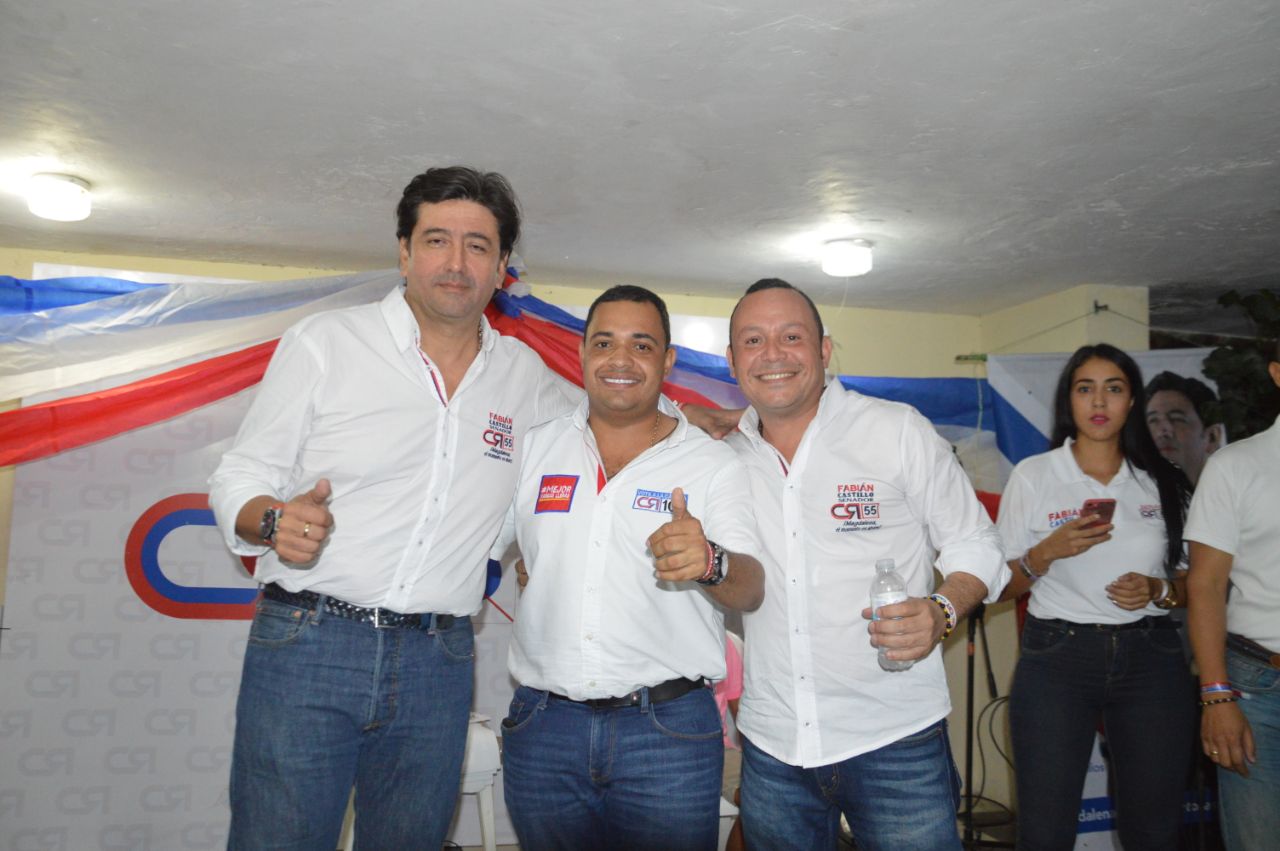 Carlos Mario Farelo (c) y Fabián Castillo (izq) y Emiliano Hernández (organizador del evento) en la concentración del viernes.