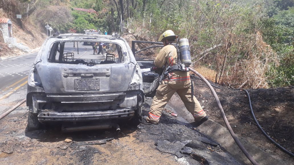 Loa Bomberos reportaron que la conflagración afectó el 100% de la estructura de vehículo de placas KHW-235 de Barranquilla. 