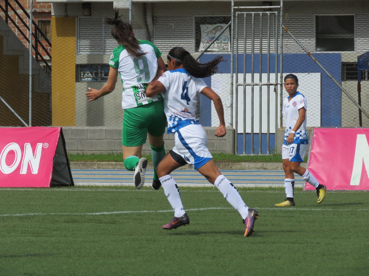 Andrea Pérez (4), defensora del Unión, lucha un balón contra Thamirys, (9) de Nacional.