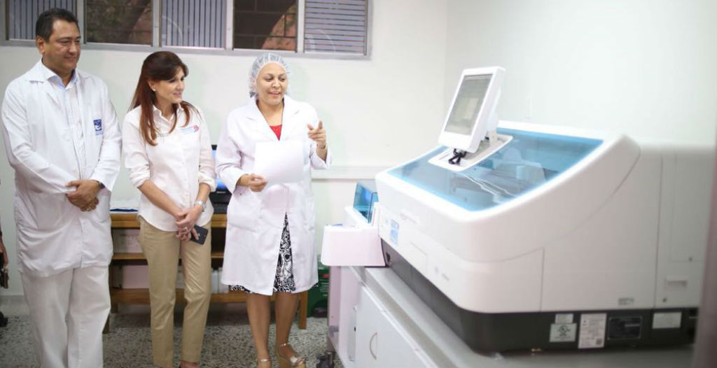 Visita de la gobernadora Rosa Cotes (centro) durante la entrega de nuevos equipos al hospital.