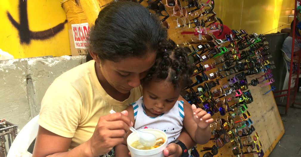 Denis tomando su sopa preferida junto a su hija.