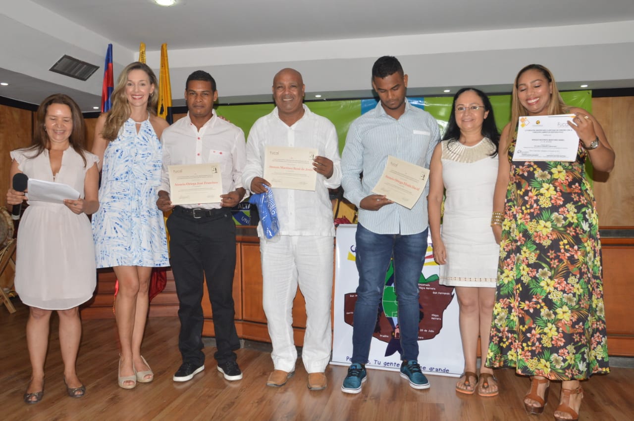 Oscar Mejía-Seguimiento Varios de los líderes que recibieron su diploma por su participación en el diplomado.