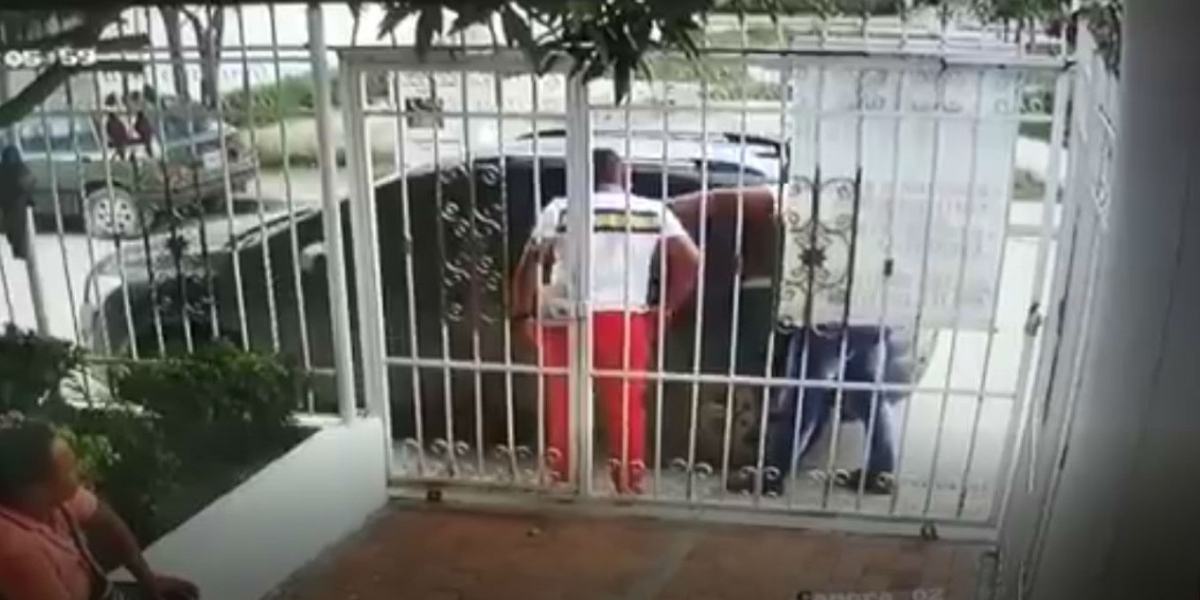 Captura de video. Momentos en el que el ladrón le arrebataba las pertenencias a la victima.
