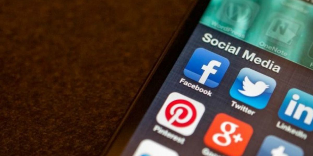 Zonacero.com Redes sociales en un smartphone.