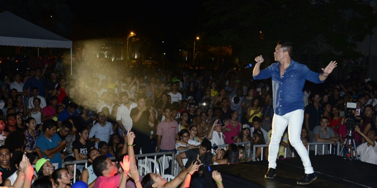 Unimagdalena El cantante vallenato Michel Torres, en representación del departamento del Magdalena, hizo su presentación y fue merecedor de una gran ovación por parte del público.