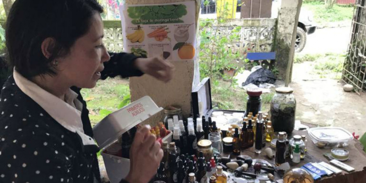 Caracol Radio Iveth Viasus Parada, enseña los productos que vende, hechos a base de cannabis en Minca, Santa Marta.
