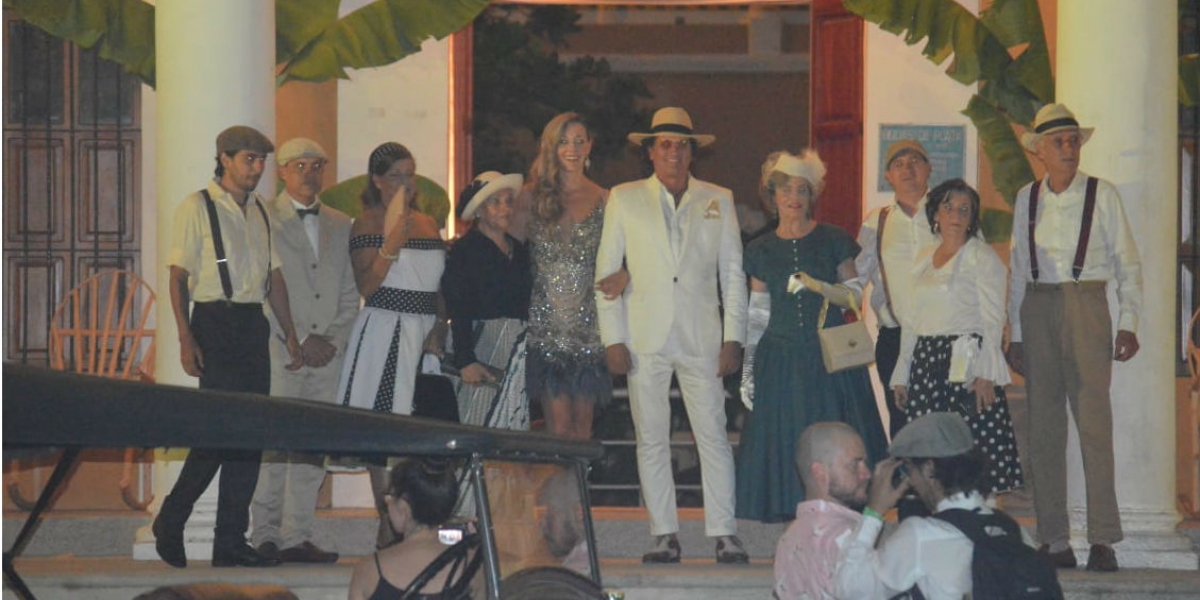 Oscar Mejía-Seguimiento Carlos Vives y Claudia Elena Vásquez a su llegada a la fiesta estilo años 50 que se celebra en el Liceo Celedón.