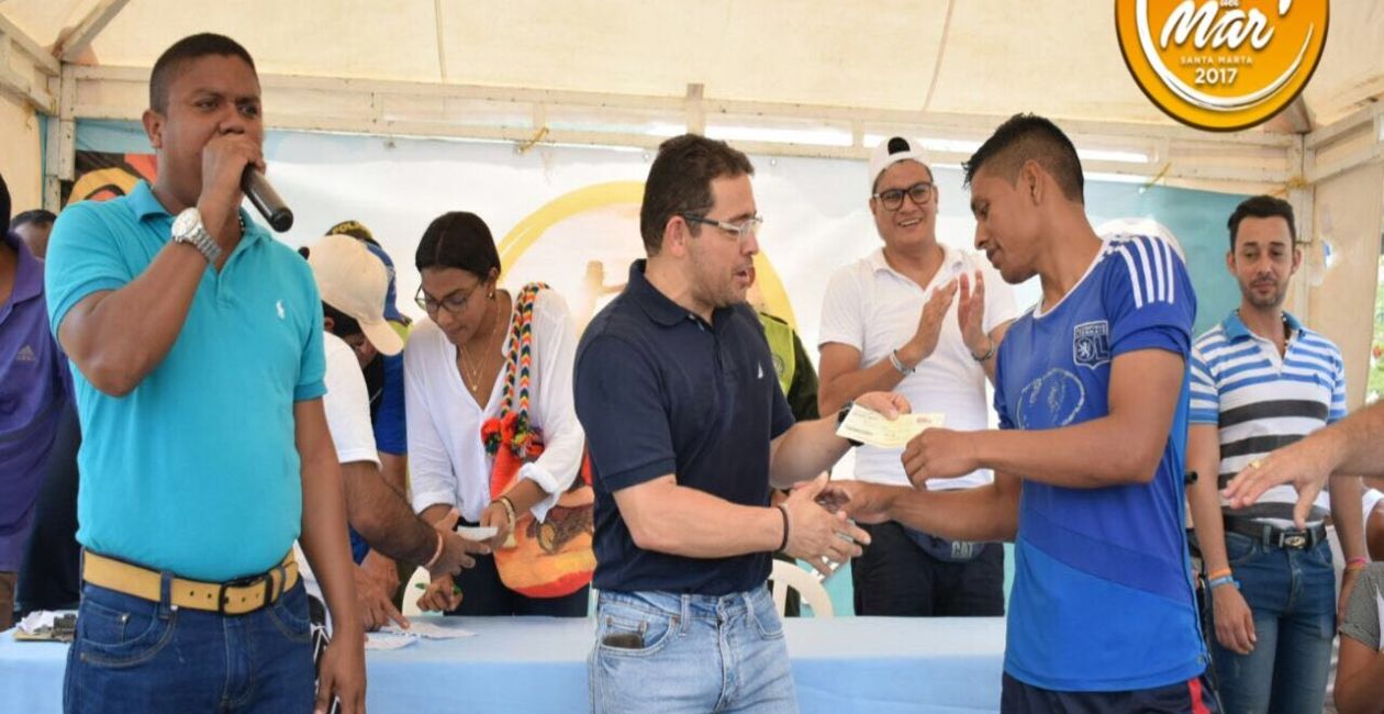 Foto: Fiesta del Mar. Alcalde del Distrito, Rafael Alejandro Martínez fue el encargado de entregar los premios.
