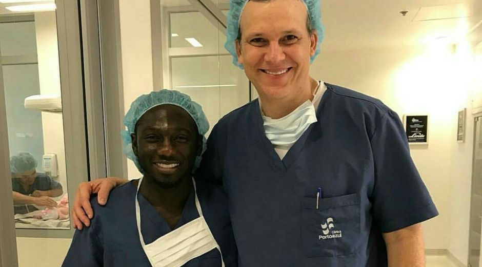 Zonacero.com Yimmi Chará con el médico que atendió el parto de su esposa.