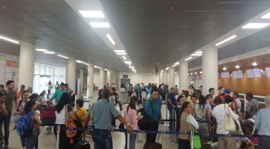 Seguimiento.co Pasajeros en los counter del aeropuerto de Santa Marta.
