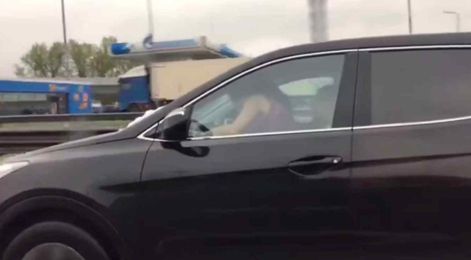 YouTube Transitaban por aun autopista de Moscú, Rusia.