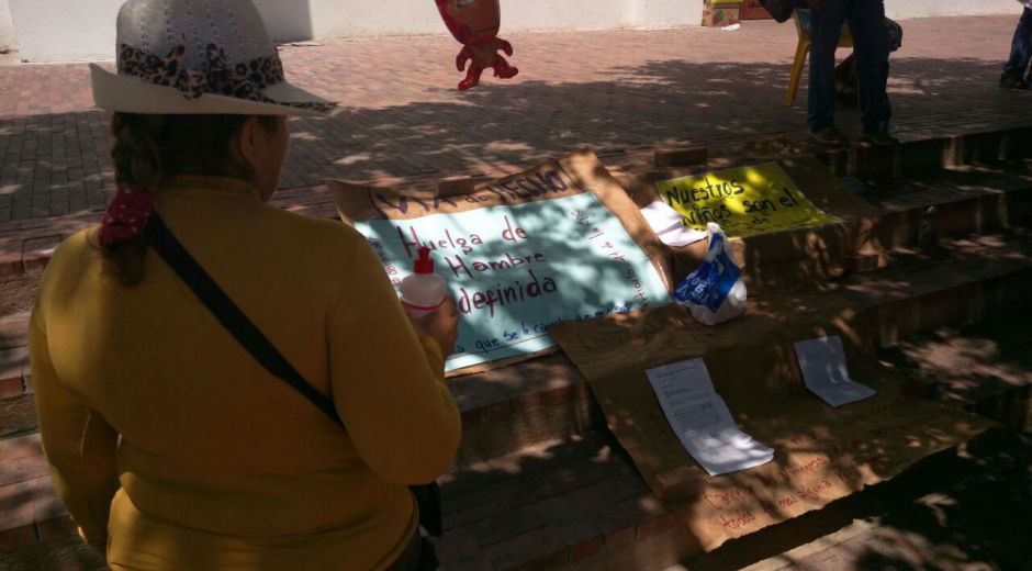 Foto: Seguimiento.co La mujer llegó a la plaza de la catedral con carteles y amenaza con encadenarse hasta que le den una solución.