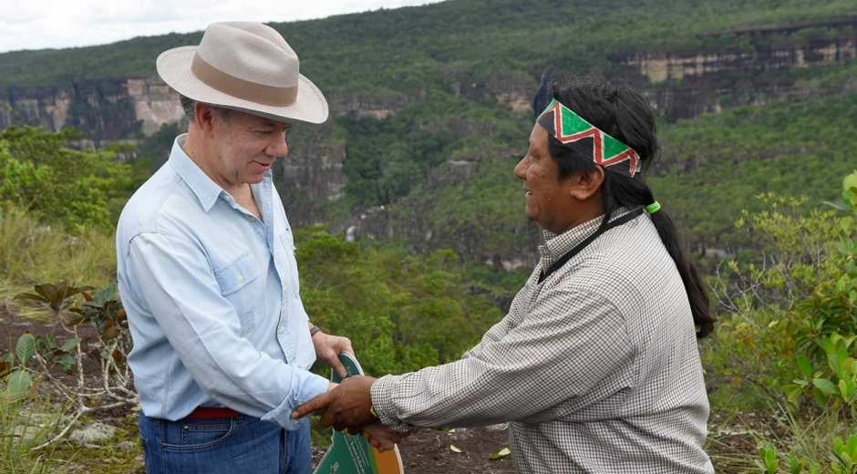 Foto: Presidencia.gov.co El Presidente con un líder indígena en la Serranía de Chiribiquete.