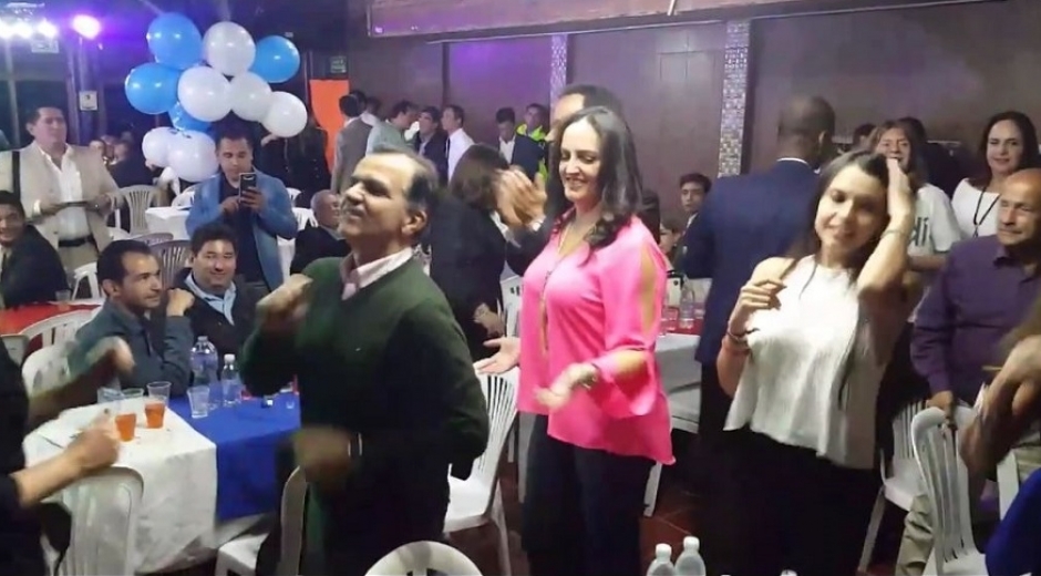 Captura de vídeo Oscar Ivan Zuluaga bailando